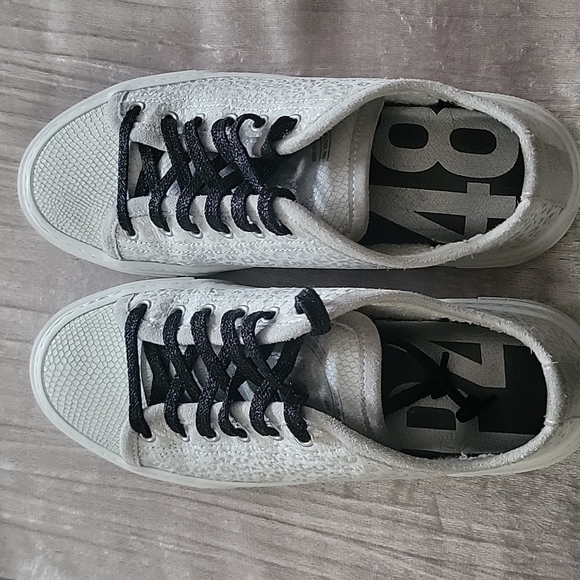 Sneakers - Picture 1 of 5